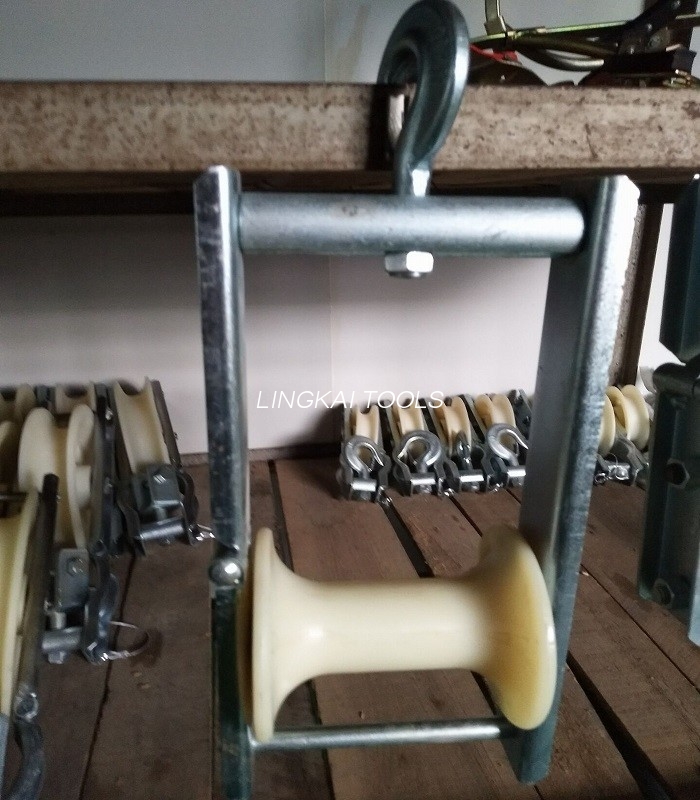 နိုင်လွန်ကြိတ်စက် Aerial Cable Conductor Stringing Blocks 5 KN Galvanzied Frame